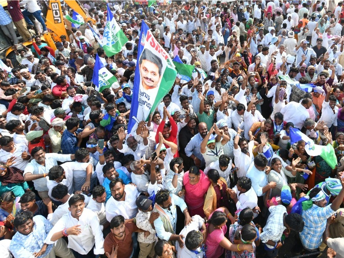 AP CM YS Jagan Memantha Siddham  Public Meeting at Piduguralla Photos - Sakshi31