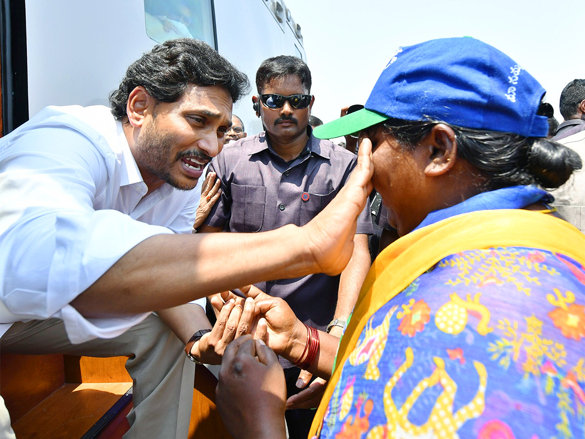 CM YS Jagan Memantha Siddham Bus Yatra Photos - Sakshi14