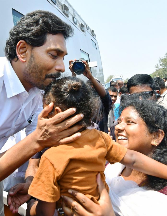 CM YS Jagan Memantha Siddham Bus Yatra Photos - Sakshi18