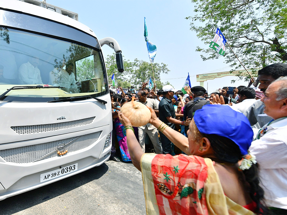 CM YS Jagan Memantha Siddham Bus Yatra Photos - Sakshi21