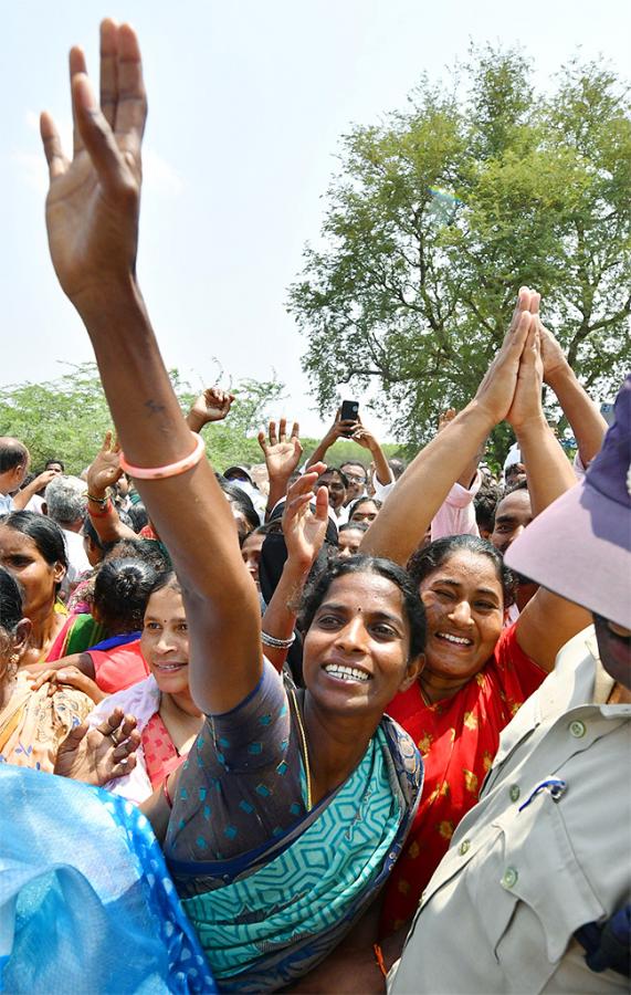 CM YS Jagan Memantha Siddham Bus Yatra Photos - Sakshi23