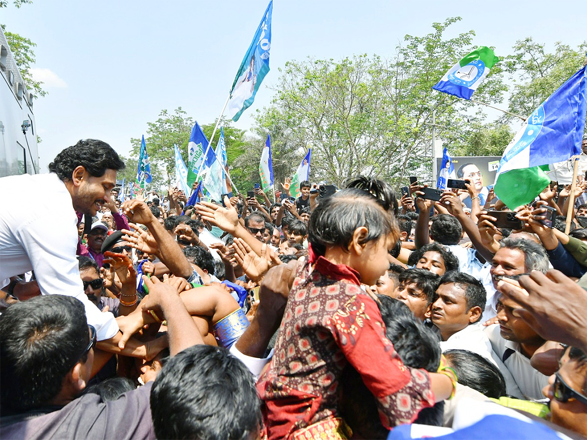 CM YS Jagan Memantha Siddham Bus Yatra Photos - Sakshi4