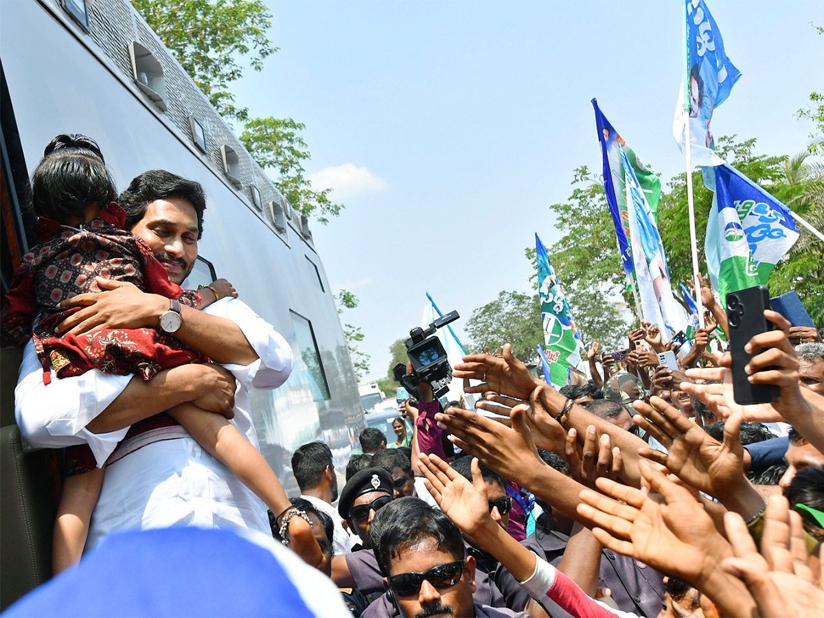 CM YS Jagan Memantha Siddham Bus Yatra Photos - Sakshi5