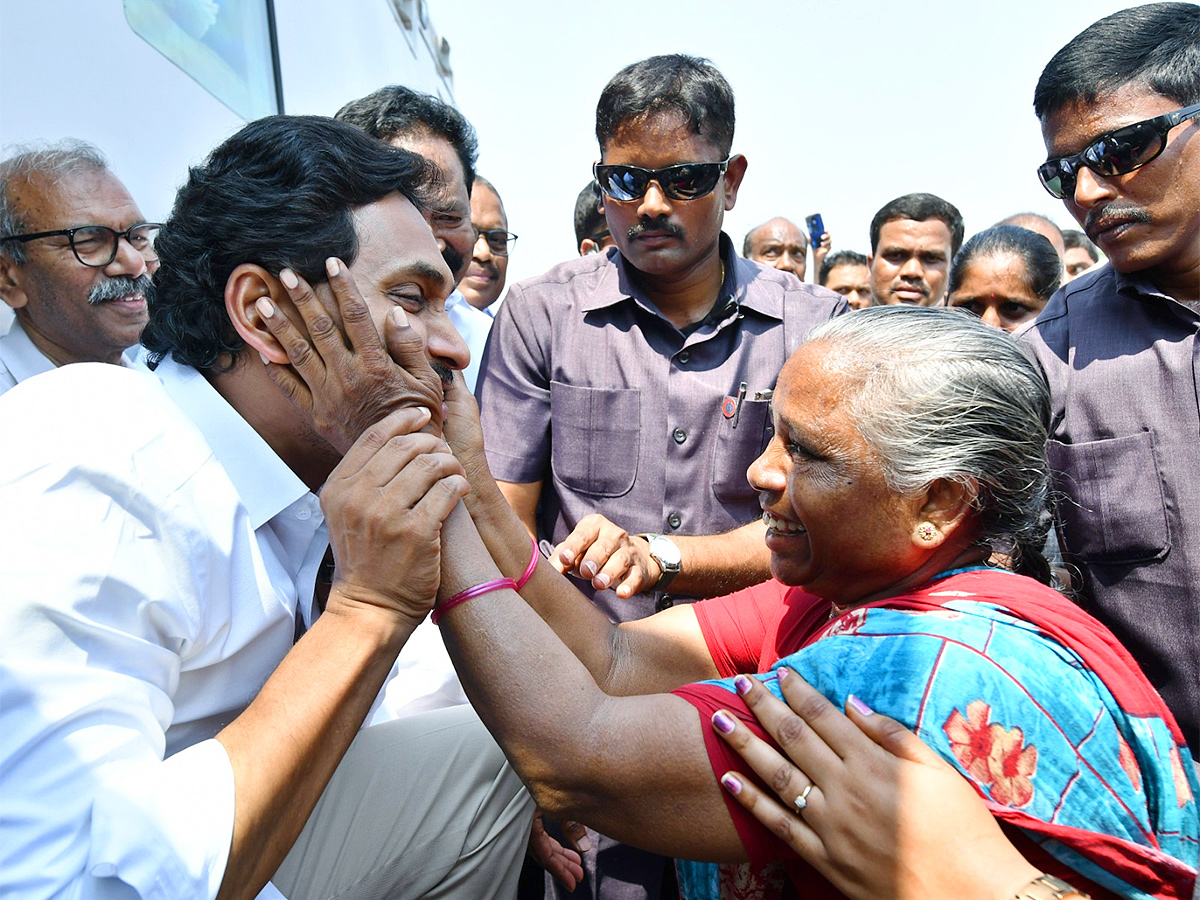 CM YS Jagan Memantha Siddham Bus Yatra Photos - Sakshi6