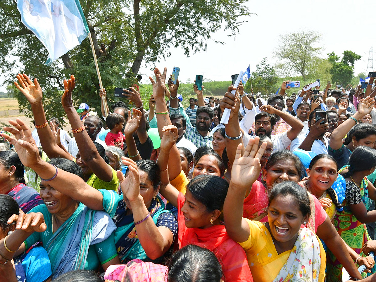 CM YS Jagan Memantha Siddham Bus Yatra Photos - Sakshi7