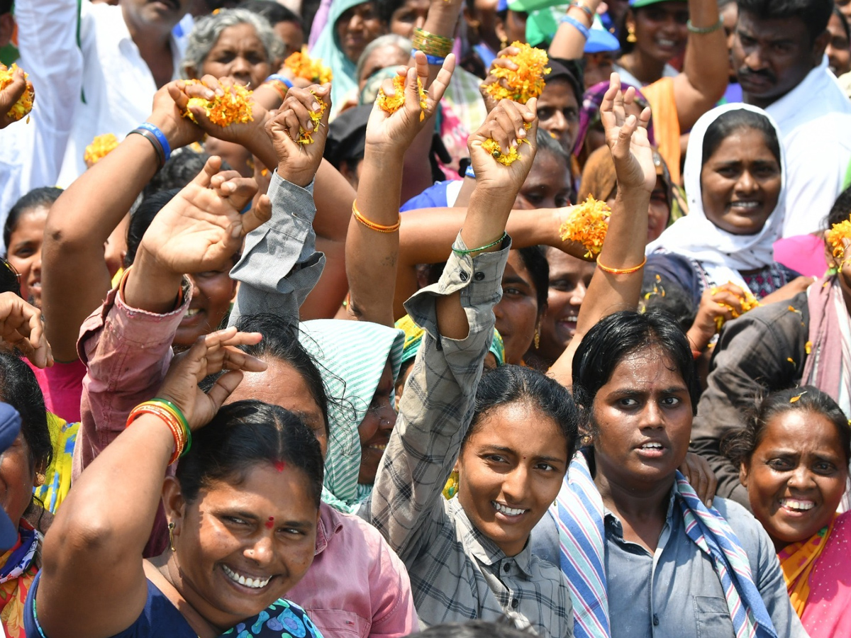 YS Jagan Memantha Siddham Road Show At Palnadu District Photos - Sakshi14