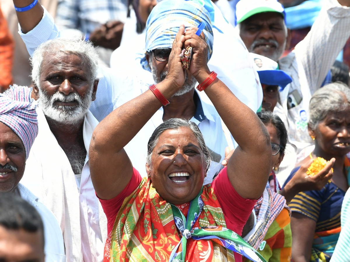 YS Jagan Memantha Siddham Road Show At Palnadu District Photos - Sakshi15