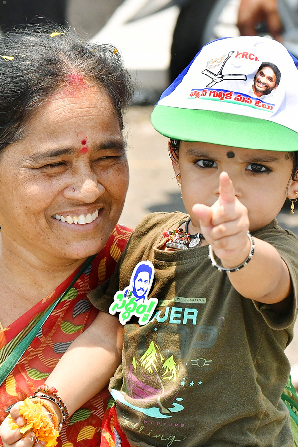 YS Jagan Memantha Siddham Road Show At Palnadu District Photos - Sakshi16