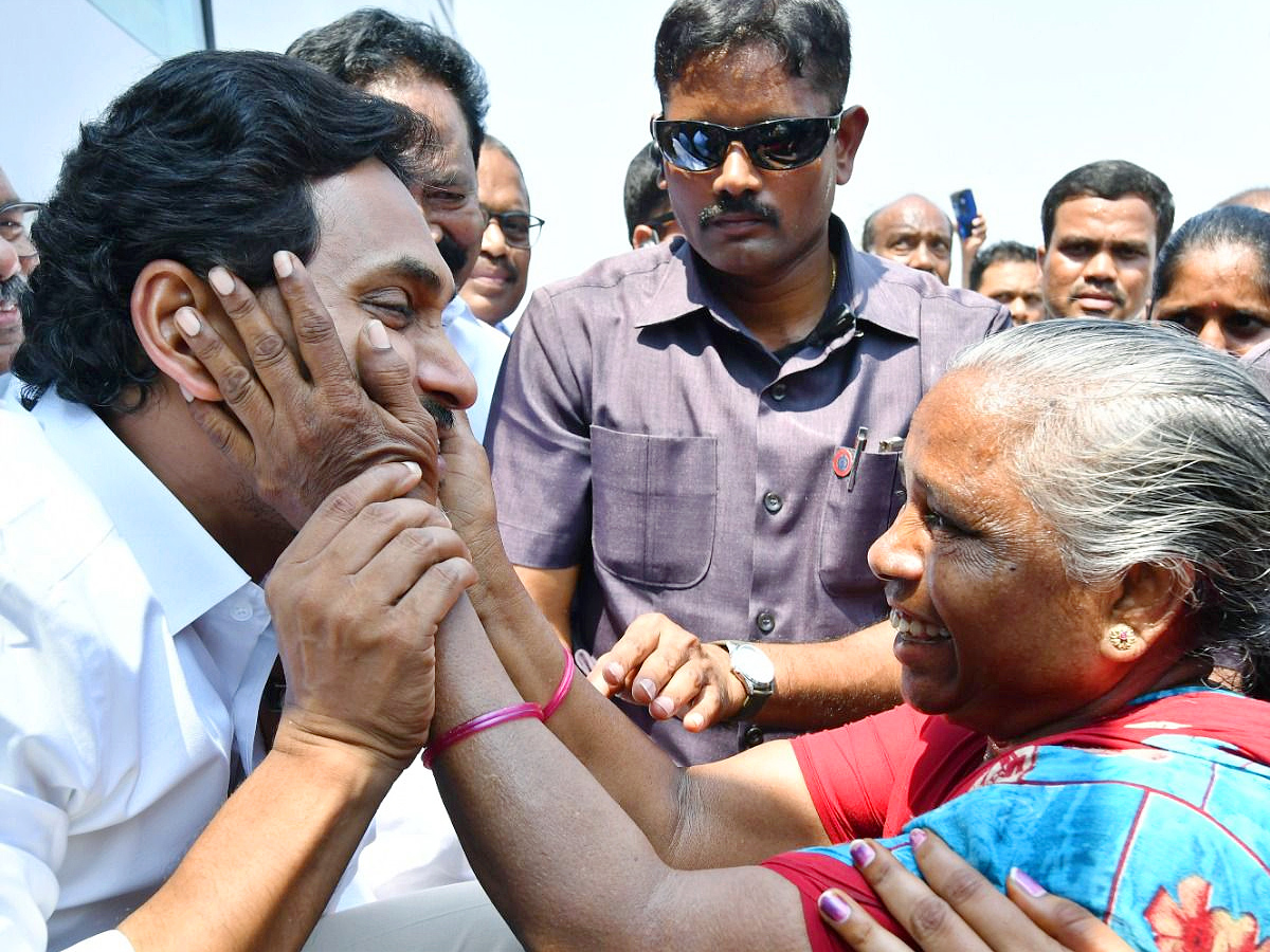 YS Jagan Memantha Siddham Road Show At Palnadu District Photos - Sakshi17