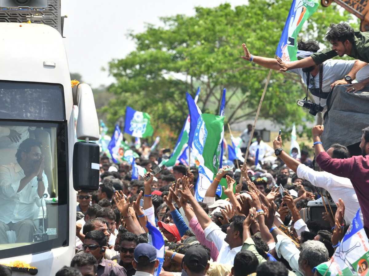 YS Jagan Memantha Siddham Road Show At Palnadu District Photos - Sakshi28