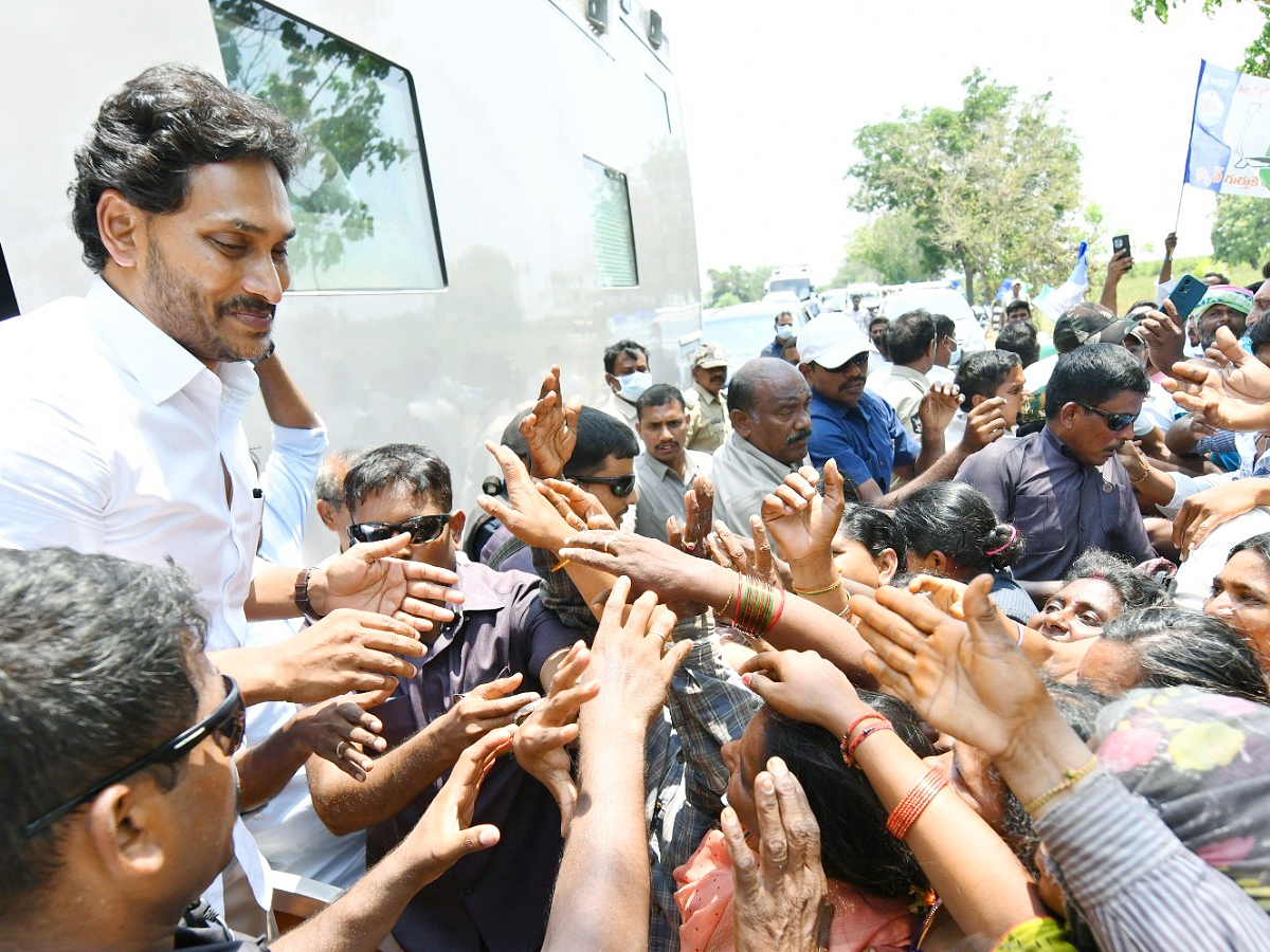 YS Jagan Memantha Siddham Road Show At Palnadu District Photos - Sakshi9