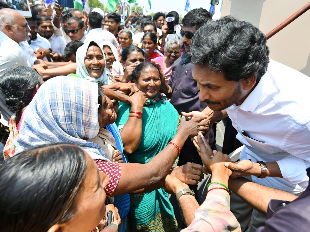 YS Jagan Memantha Siddham Road Show At Palnadu District Photos - Sakshi10