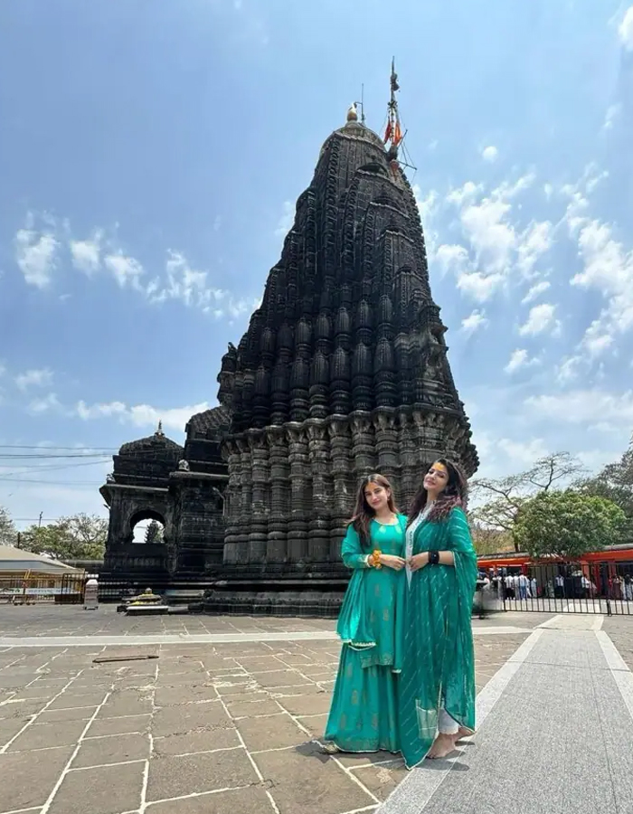 Raveena Tandon Seeks Blessings At Trimbakeshwar Shiva Temple With Daughter Rasha Thadani Photos - Sakshi3