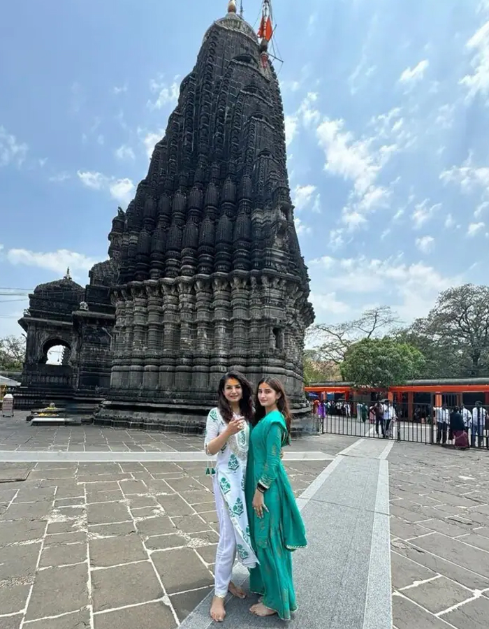 Raveena Tandon Seeks Blessings At Trimbakeshwar Shiva Temple With Daughter Rasha Thadani Photos - Sakshi7