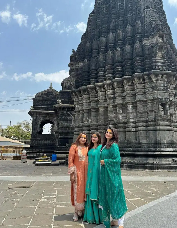 Raveena Tandon Seeks Blessings At Trimbakeshwar Shiva Temple With Daughter Rasha Thadani Photos - Sakshi5