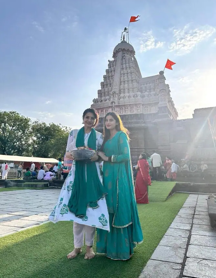 Raveena Tandon Seeks Blessings At Trimbakeshwar Shiva Temple With Daughter Rasha Thadani Photos - Sakshi6