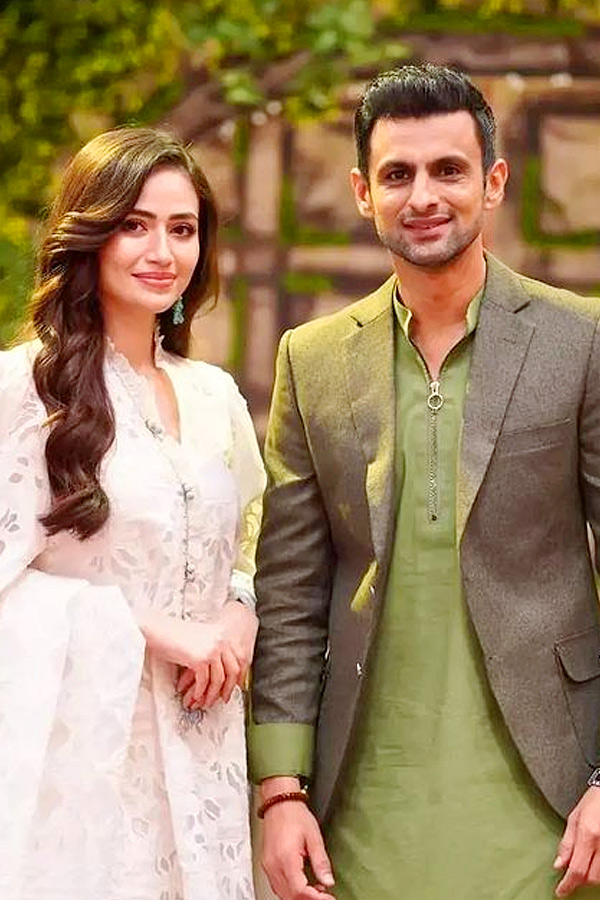 Shoaib Malik Celebrates Ramzan With Wife Sana Javed Photos - Sakshi4