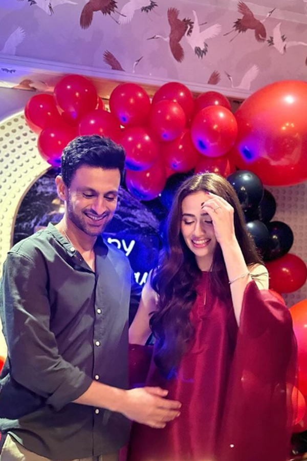 Shoaib Malik Celebrates Ramzan With Wife Sana Javed Photos - Sakshi5