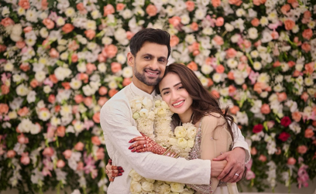 Shoaib Malik Celebrates Ramzan With Wife Sana Javed Photos - Sakshi9