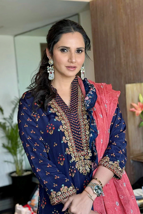 Smita Sabharwal Ramzan Celebrations With Sania Mirza Photos viral - Sakshi8