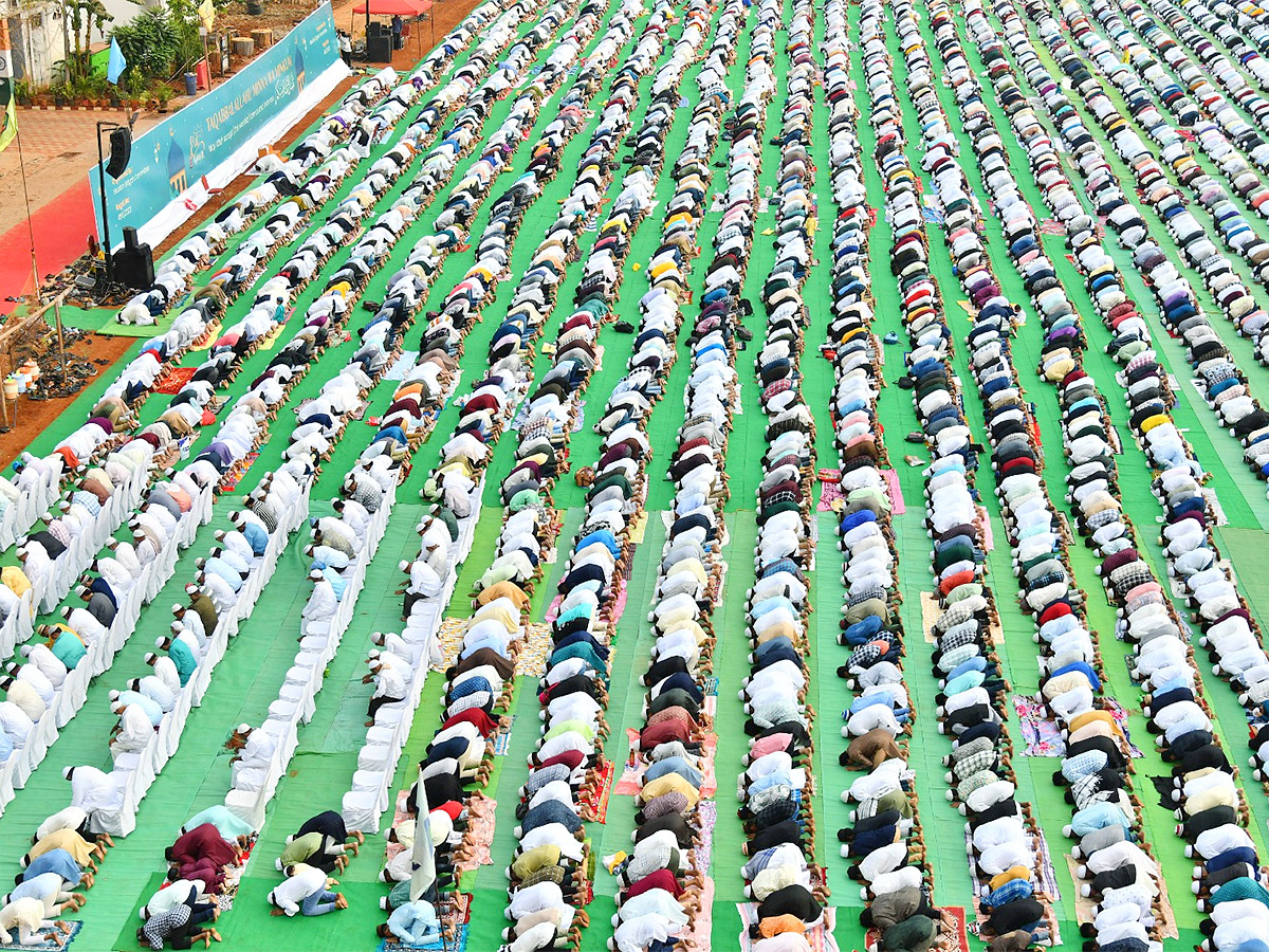 ramzan festival: Muslims offer special prayers Indira Gandhi Municipal Stadium in Vijayawada - Sakshi9