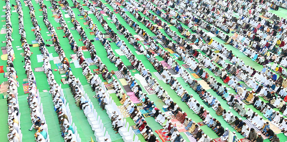 ramzan festival: Muslims offer special prayers Indira Gandhi Municipal Stadium in Vijayawada - Sakshi14