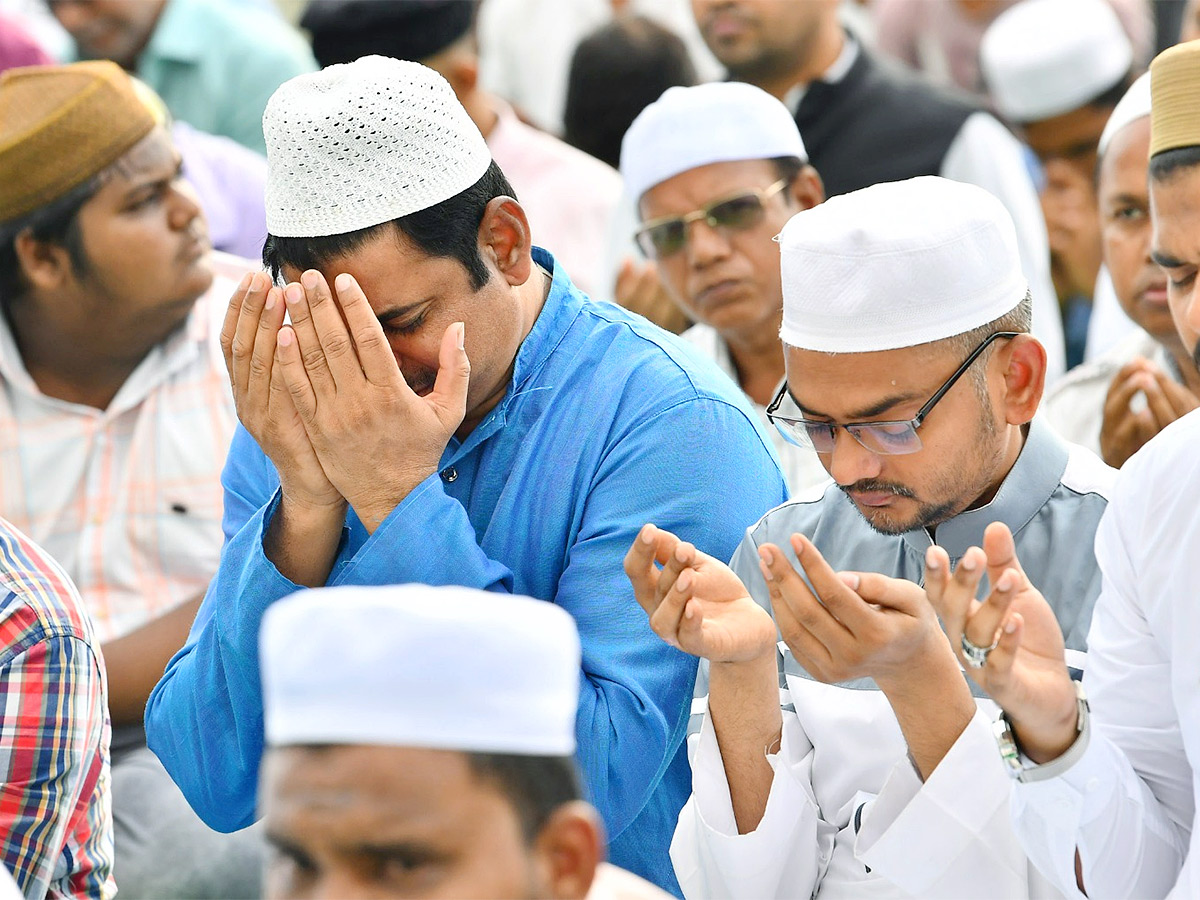 ramzan festival: Muslims offer special prayers Indira Gandhi Municipal Stadium in Vijayawada - Sakshi15