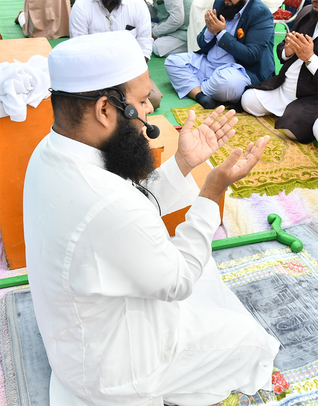 ramzan festival: Muslims offer special prayers Indira Gandhi Municipal Stadium in Vijayawada - Sakshi16