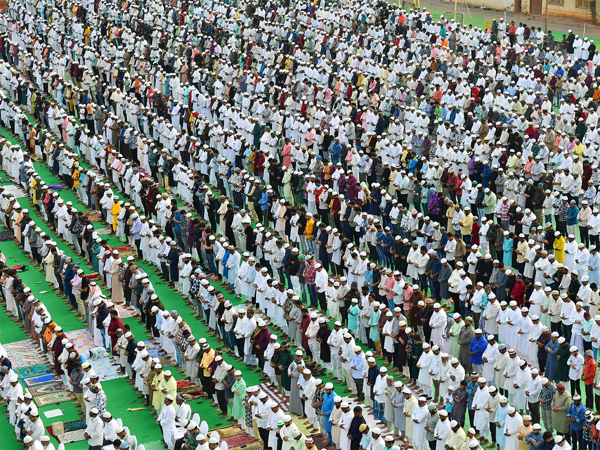 ramzan festival: Muslims offer special prayers Indira Gandhi Municipal Stadium in Vijayawada - Sakshi18