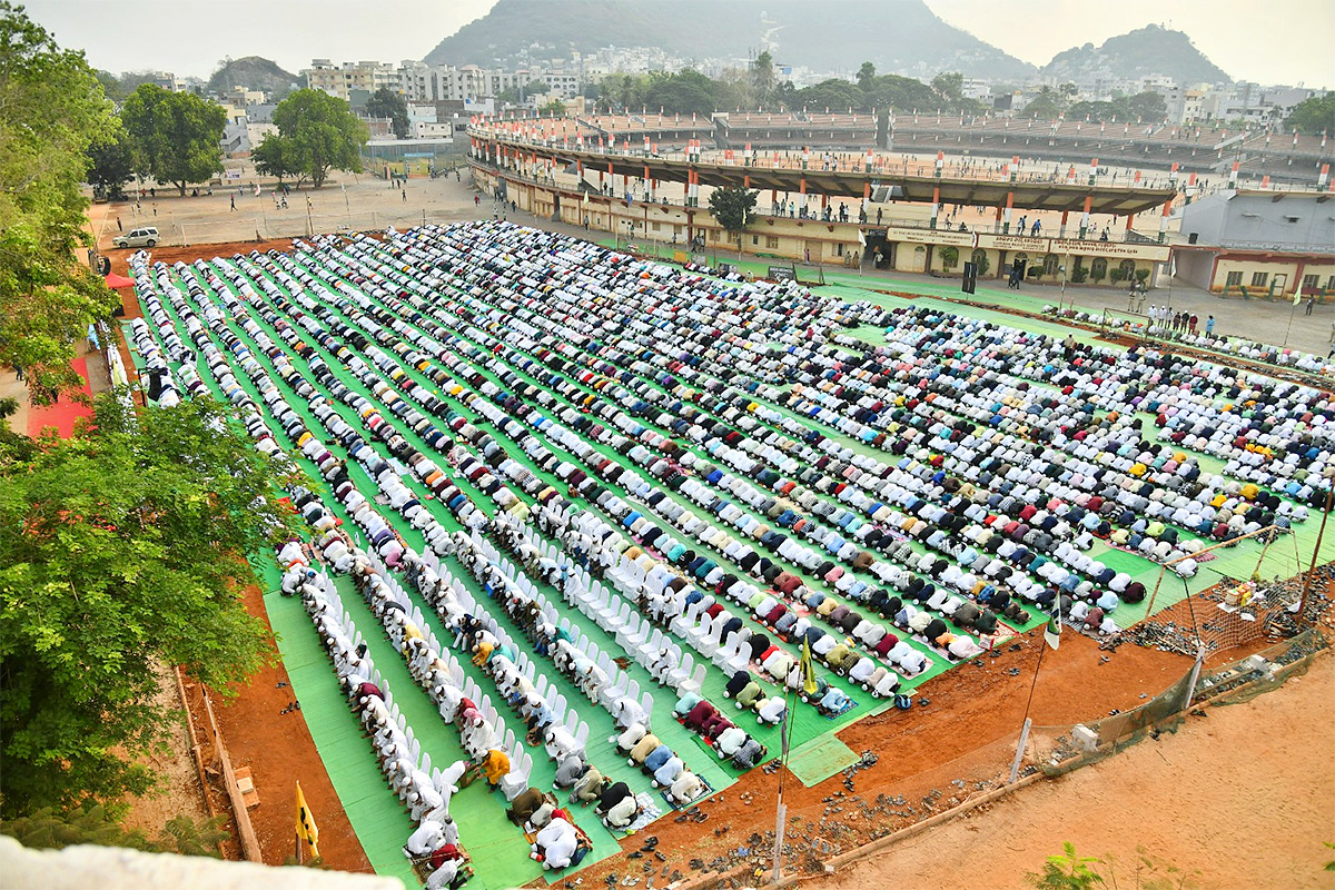 ramzan festival: Muslims offer special prayers Indira Gandhi Municipal Stadium in Vijayawada - Sakshi2