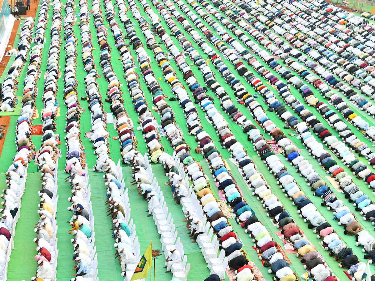 ramzan festival: Muslims offer special prayers Indira Gandhi Municipal Stadium in Vijayawada - Sakshi21