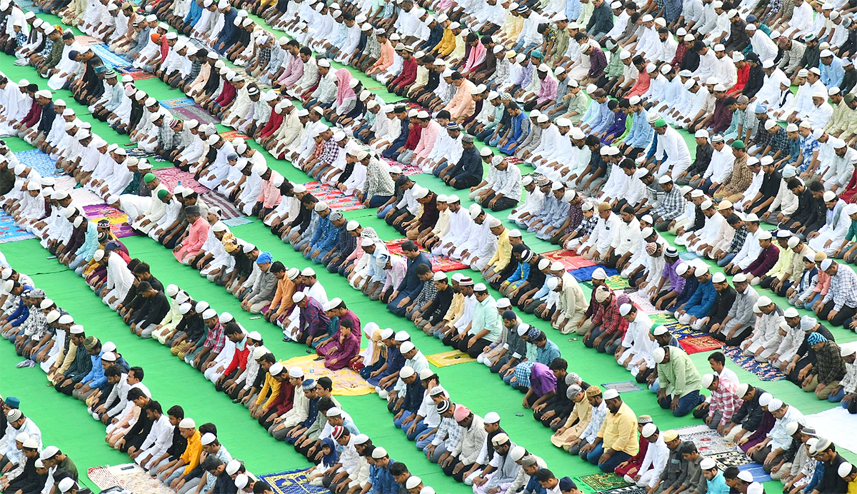 ramzan festival: Muslims offer special prayers Indira Gandhi Municipal Stadium in Vijayawada - Sakshi23