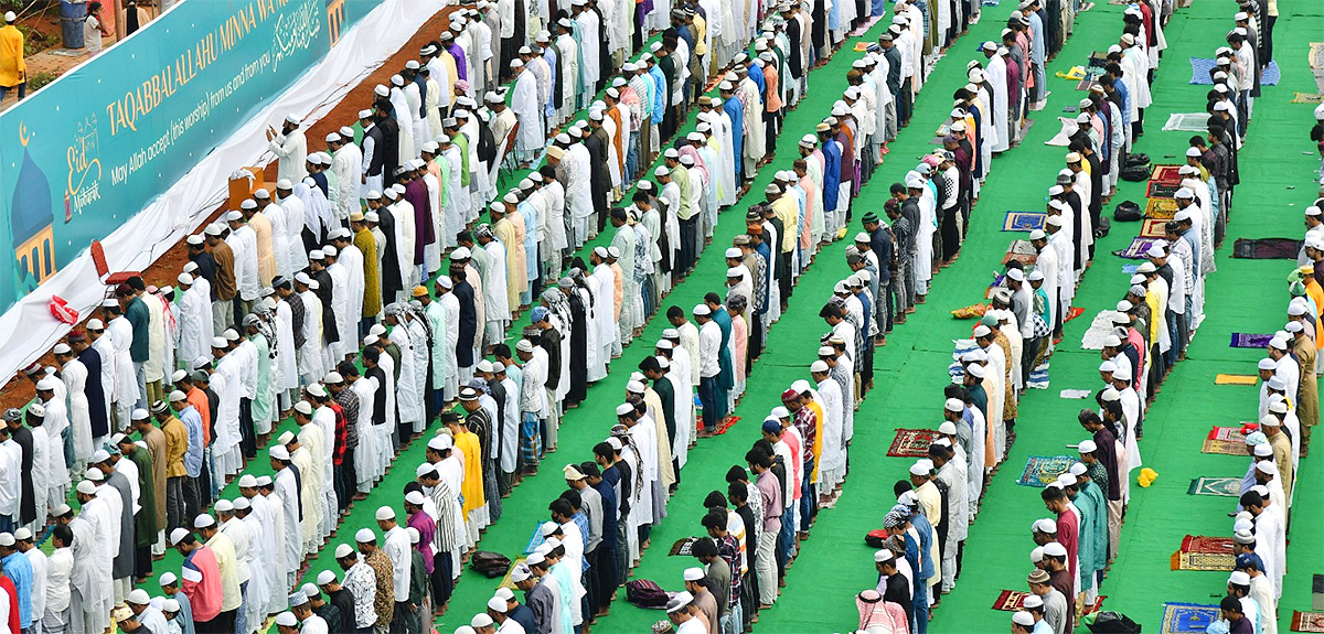 ramzan festival: Muslims offer special prayers Indira Gandhi Municipal Stadium in Vijayawada - Sakshi3