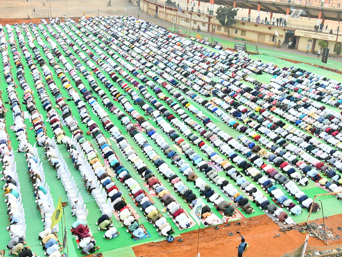 ramzan festival: Muslims offer special prayers Indira Gandhi Municipal Stadium in Vijayawada - Sakshi28