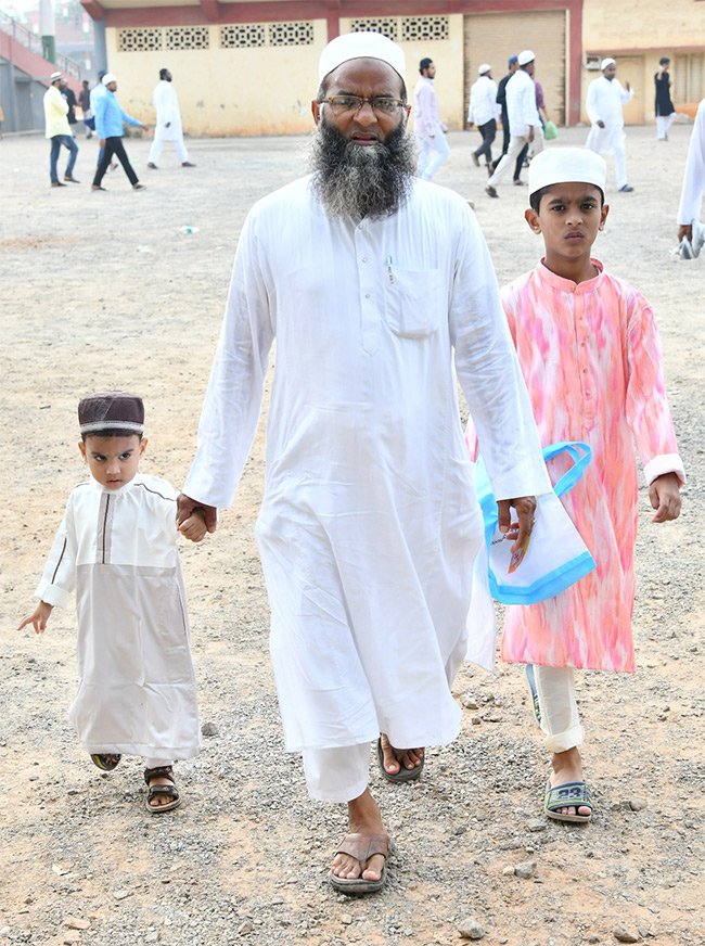 ramzan festival: Muslims offer special prayers Indira Gandhi Municipal Stadium in Vijayawada - Sakshi30