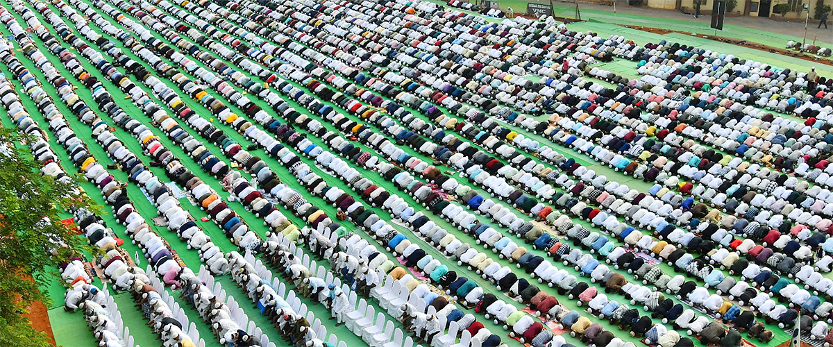 ramzan festival: Muslims offer special prayers Indira Gandhi Municipal Stadium in Vijayawada - Sakshi4