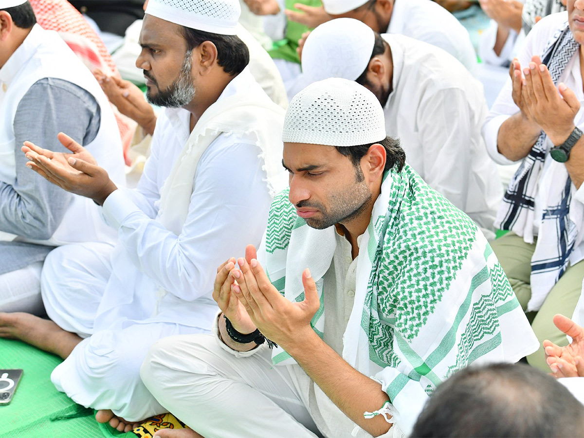 ramzan festival: Muslims offer special prayers Indira Gandhi Municipal Stadium in Vijayawada - Sakshi6