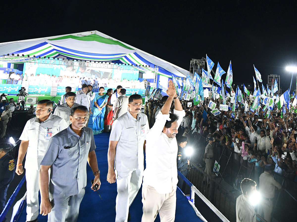 AP CM YS Jagan Memantha Siddham Public Meeting at Guntur Photos - Sakshi4