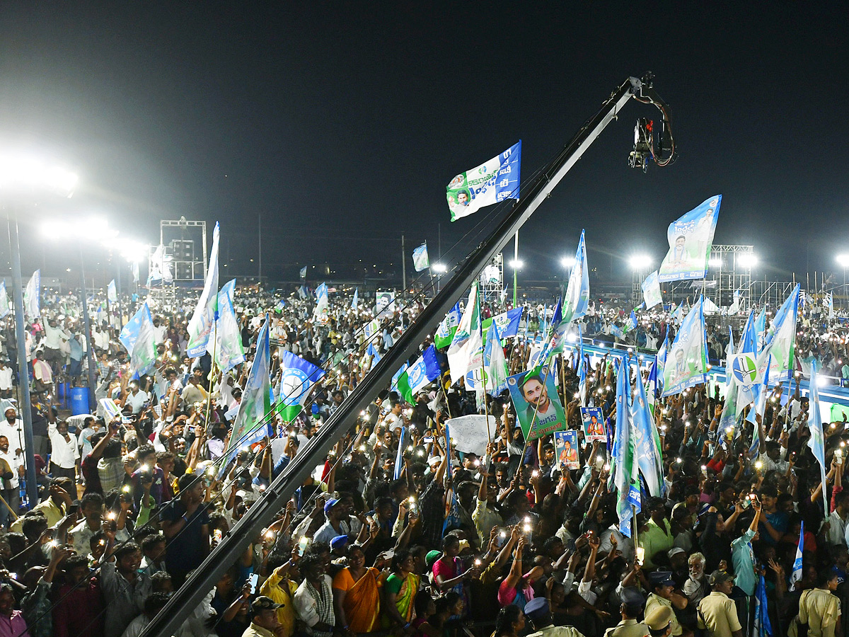 AP CM YS Jagan Memantha Siddham Public Meeting at Guntur Photos - Sakshi9