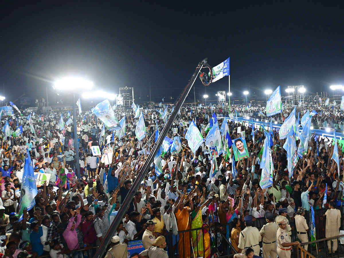 AP CM YS Jagan Memantha Siddham Public Meeting at Guntur Photos - Sakshi10