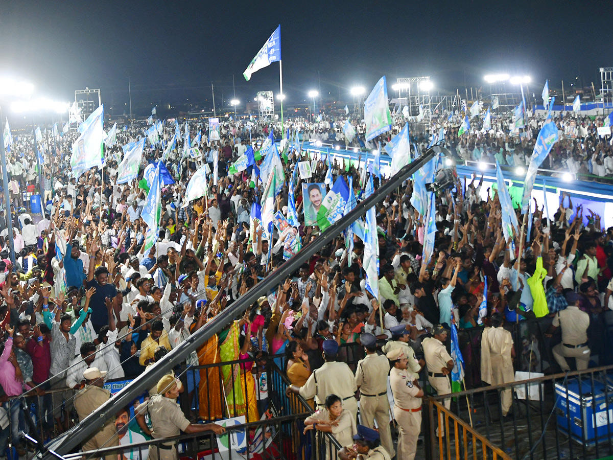 AP CM YS Jagan Memantha Siddham Public Meeting at Guntur Photos - Sakshi12