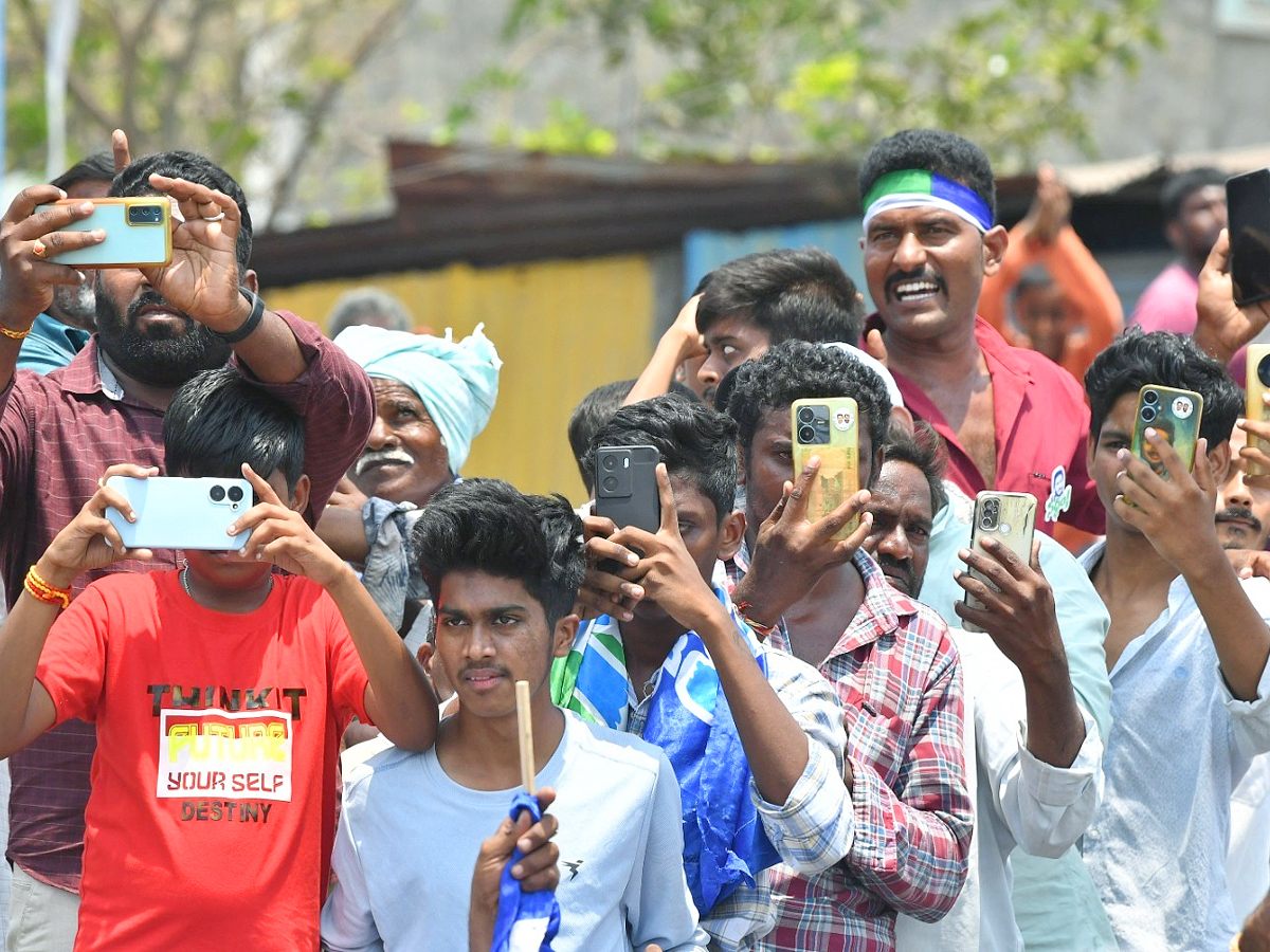 CM YS Jagan Memantha Siddham Road Show in Sattenapalle Photos - Sakshi2