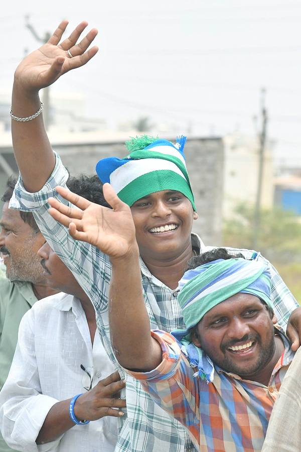 CM YS Jagan Memantha Siddham Road Show in Sattenapalle Photos - Sakshi11