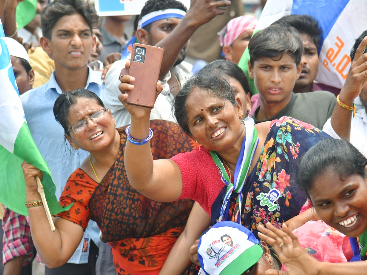 CM YS Jagan Memantha Siddham Road Show in Sattenapalle Photos - Sakshi12