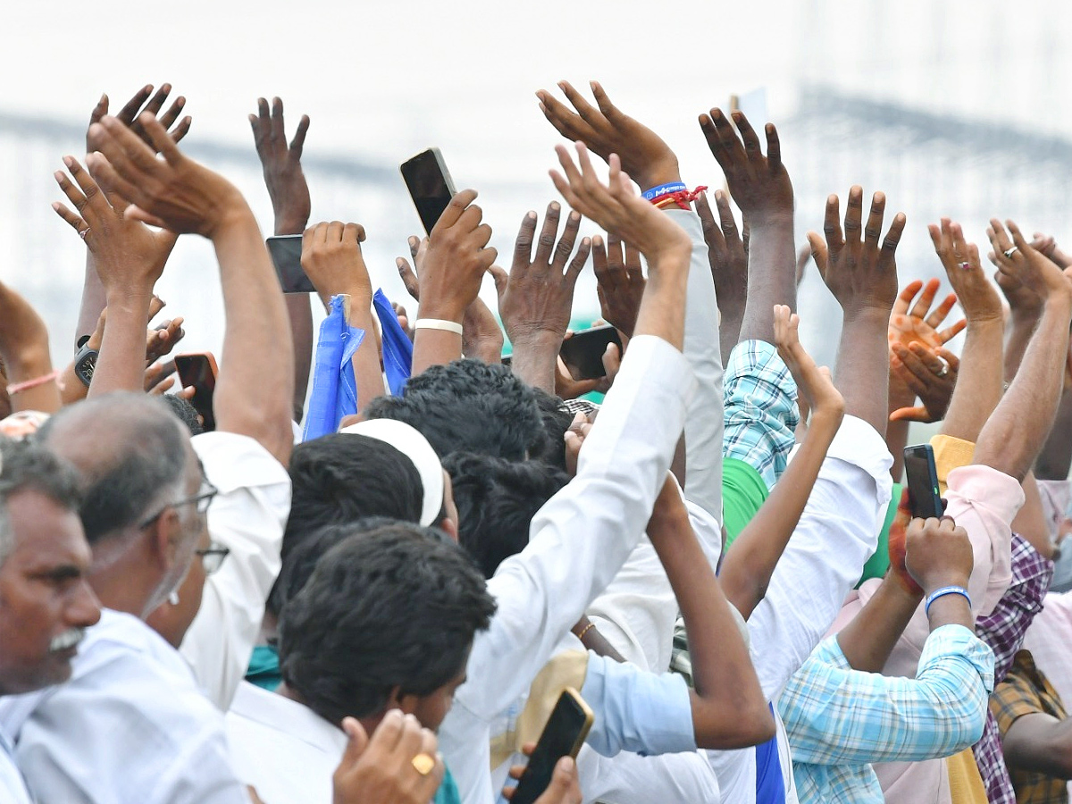 CM YS Jagan Memantha Siddham Road Show in Sattenapalle Photos - Sakshi13