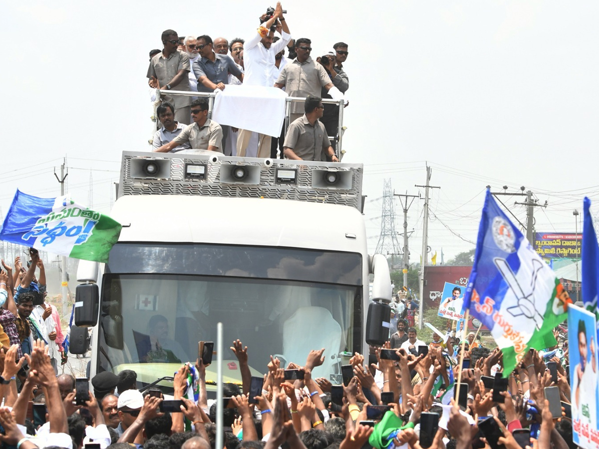 CM YS Jagan Memantha Siddham Road Show in Sattenapalle Photos - Sakshi15