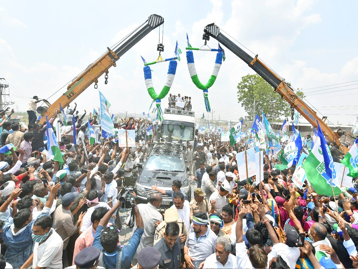 CM YS Jagan Memantha Siddham Road Show in Sattenapalle Photos - Sakshi16