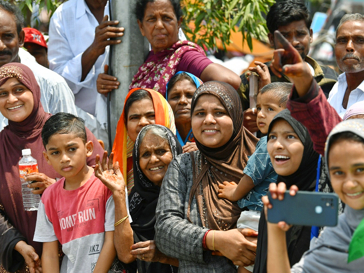 CM YS Jagan Memantha Siddham Road Show in Sattenapalle Photos - Sakshi18