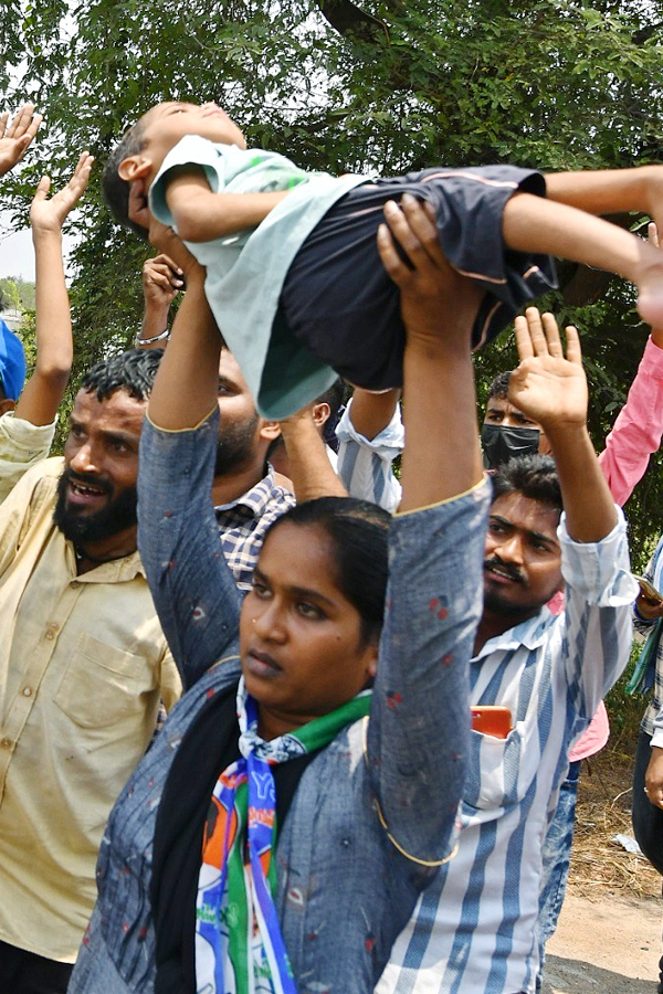 CM YS Jagan Memantha Siddham Road Show in Sattenapalle Photos - Sakshi19