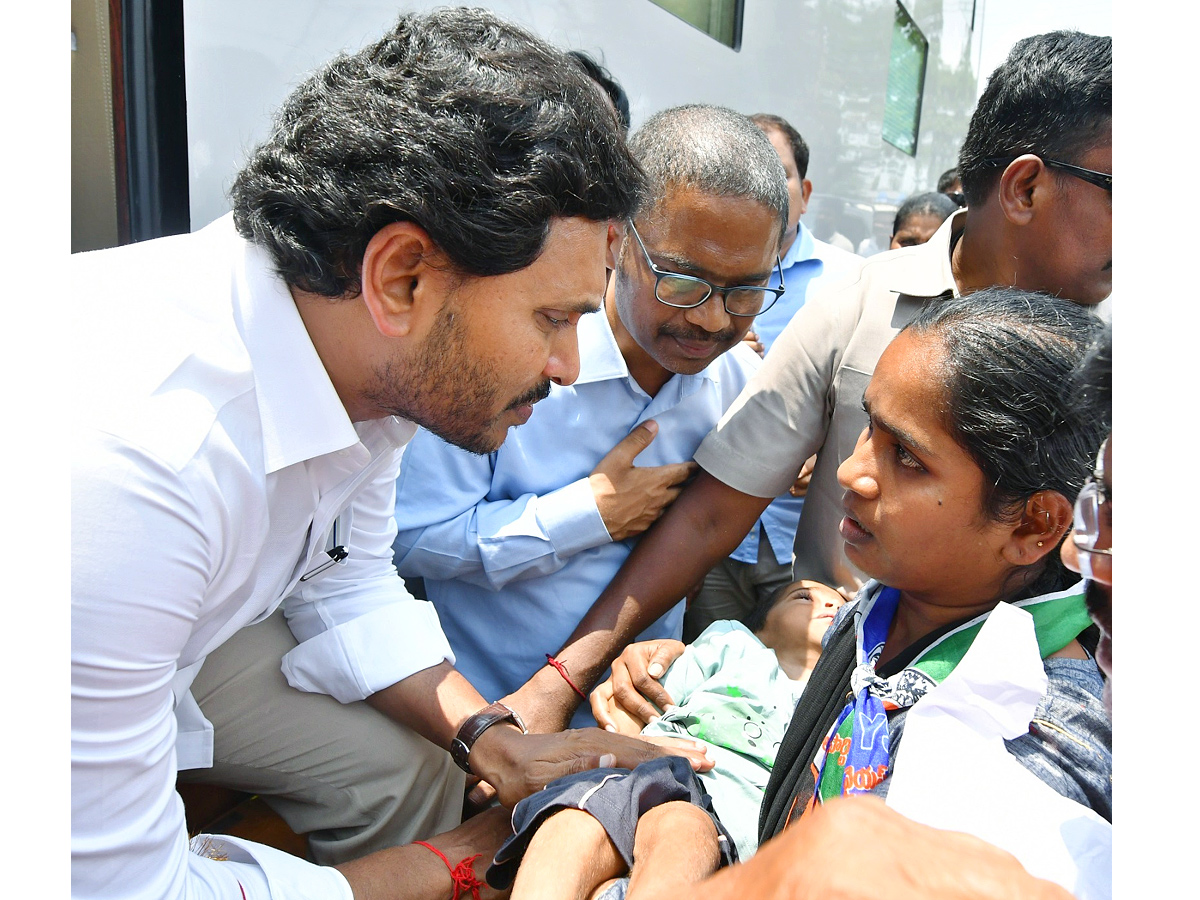 CM YS Jagan Memantha Siddham Road Show in Sattenapalle Photos - Sakshi20